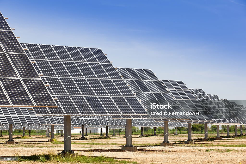 태양광 발전소 - 로열티 프리 낮은 카메라 각도 스톡 사진