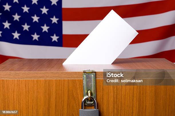 Urna Wyborcza Przed Amerykańska Flaga - zdjęcia stockowe i więcej obrazów Amerykańska flaga - Amerykańska flaga, Autorytet, Białe tło