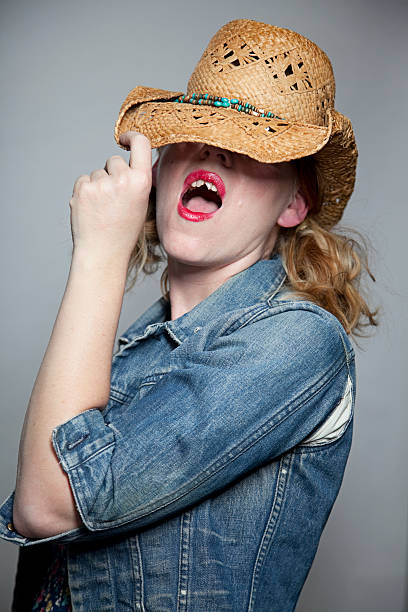 branco lixo menina com chapéu de cowboy - ugliness women humor lipstick imagens e fotografias de stock