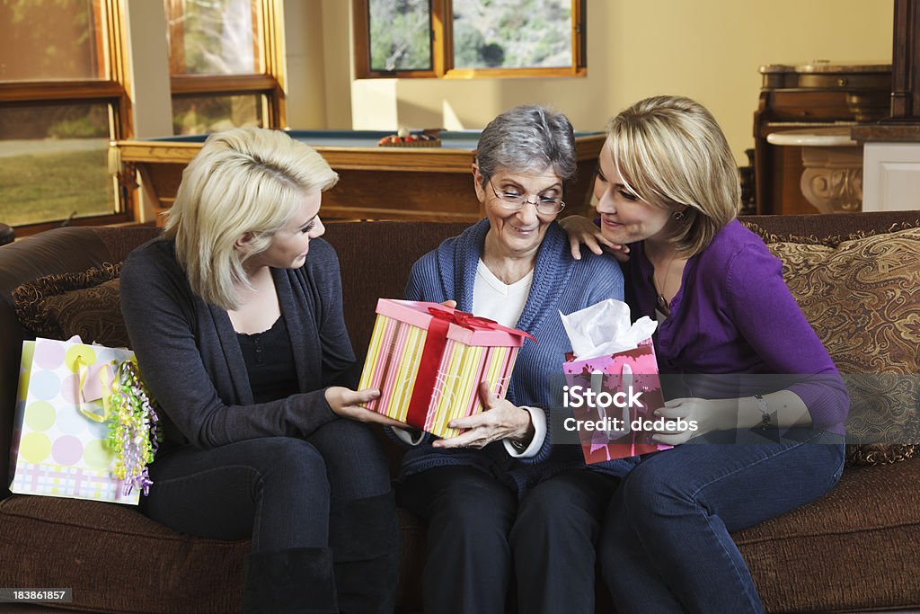 Três gerações de mulheres a partilha presentes - Royalty-free 20-29 Anos Foto de stock