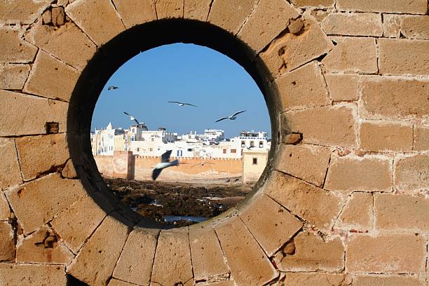 vista a essaouira - retaining wall fortified wall surrounding wall stone wall fotografías e imágenes de stock