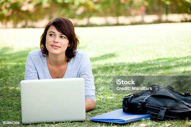 Kobiet Student Myśli Podczas Korzystania Z Laptopa - zdjęcia stockowe i więcej obrazów Laptop - Laptop, Kobiety, Otwarta przestrzeń - Ustawienia