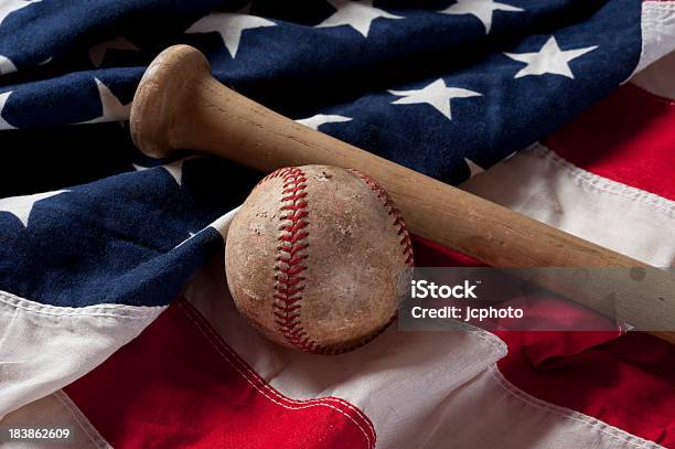 Бейсбол И Летучая Мышь На Американский Флаг — стоковые фотографии и другие картинки Бейсбол - Бейсбол, Бейсбольный мяч, Бита