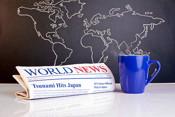 world news periódico dibujados a mano mapa con una taza de café - newspaper good news the media announcement message fotografías e imágenes de stock