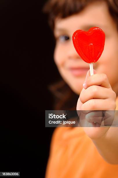 Bambino Con Un Cuore Di Leccalecca Rosso - Fotografie stock e altre immagini di Bambino - Bambino, Lecca-lecca, Simbolo di cuore
