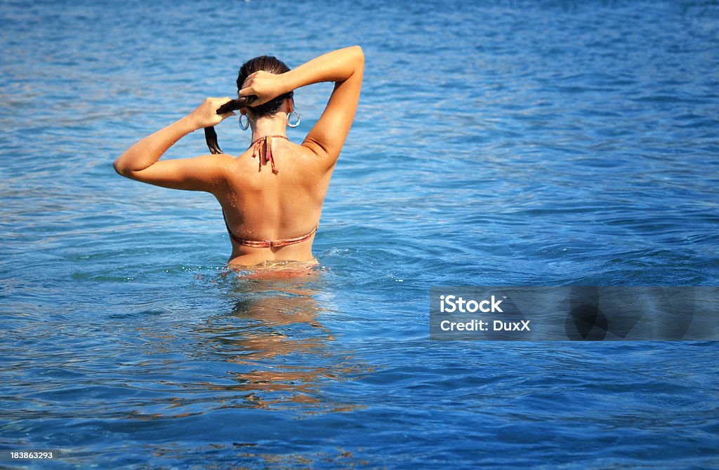 美しい若い女性のビーチ - 1人のロイヤリティフリーストックフォト