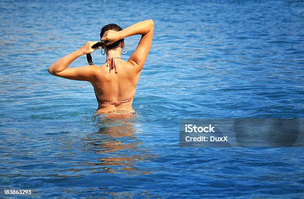 美しい若い女性のビーチ - 1人のストックフォトや画像を多数ご用意 - 1人, まぶしい, カラー画像