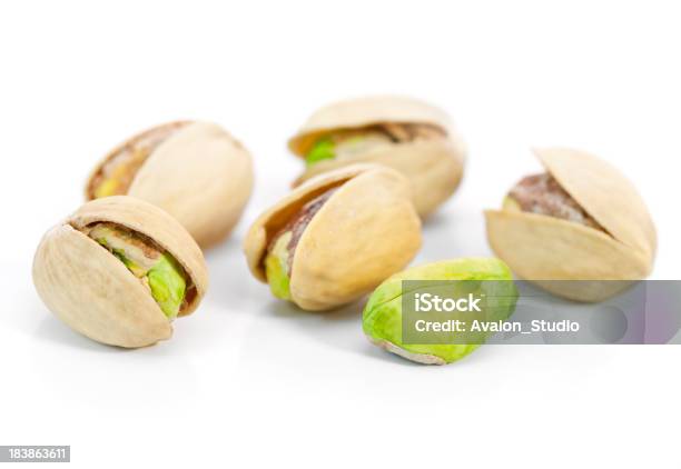 Pistacchio - Fotografie stock e altre immagini di Pistacchio - Noci - Pistacchio - Noci, Sfondo bianco, Cibi e bevande