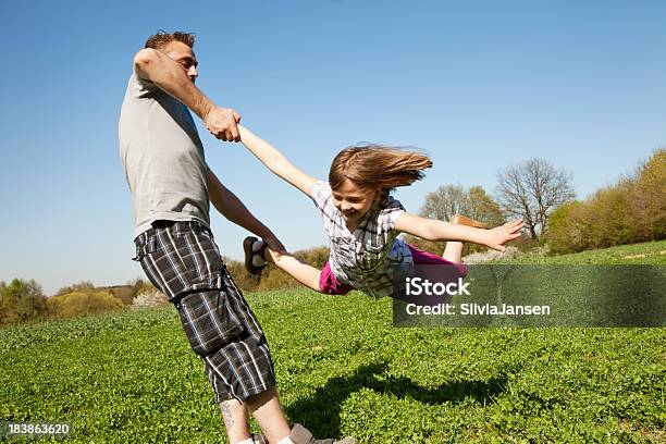 Foto de Pai E Filha Jogando e mais fotos de stock de 40-44 anos - 40-44 anos, 8-9 Anos, Adulto