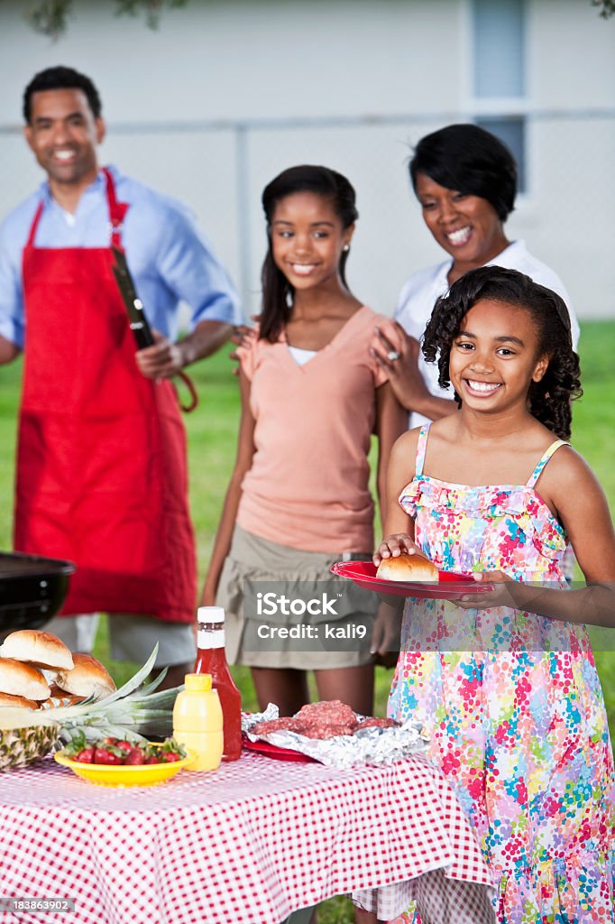 Девушка с семьей в cookout - Стоковые фото 12-13 лет роялти-фри