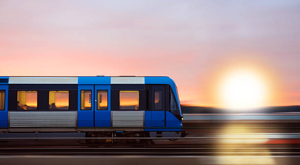 tren de metro de perfil de cruzar el puente a la puesta de sol - architecture blue bridge iron fotografías e imágenes de stock