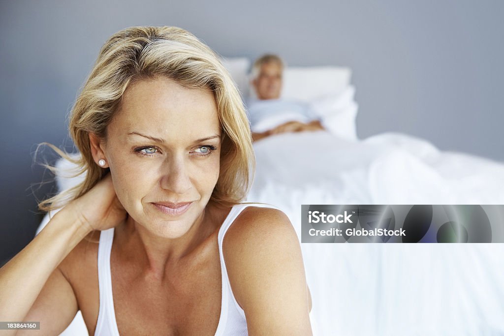 Homme au lit avec réflexion femme d'âge mûr - Photo de D'ascendance européenne libre de droits
