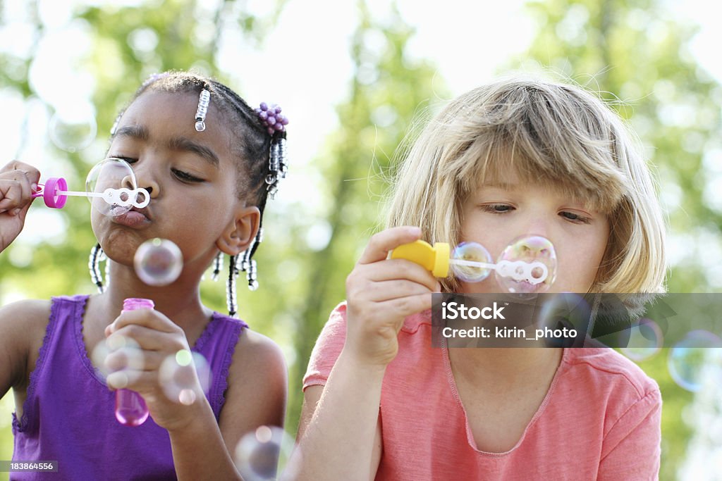 Soplando burbujas - Foto de stock de Niño libre de derechos