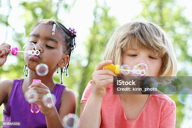 Soplando Burbujas Foto de stock y más banco de imágenes de Niño - Niño, Soplador de burbujas de jabón, Hijos