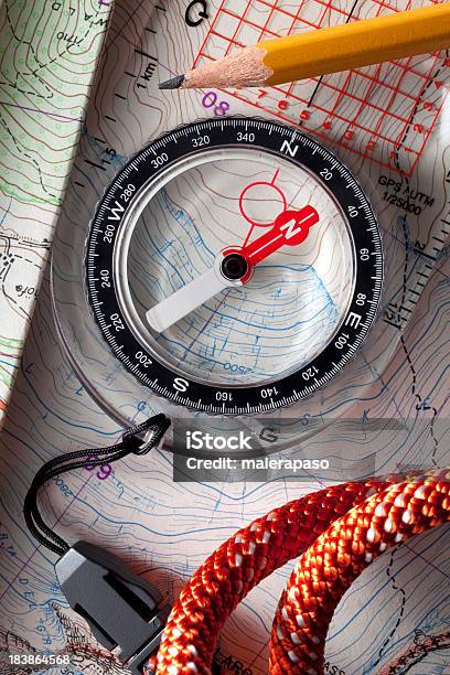 Photo libre de droit de Boussole Sur Topographique Des Cartes banque d'images et plus d'images libres de droit de Boussole - Boussole, Corde, Crayon