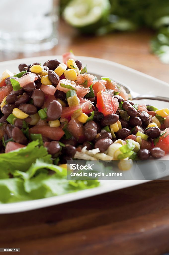 Salade de haricots noirs sur plaque blanche verticale - Photo de Sauce aux haricots noirs libre de droits