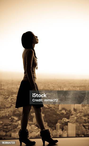 Elegante Mujer Asiática Silueta Foto de stock y más banco de imágenes de Mirar el paisaje - Mirar el paisaje, Mirar por la ventana, Rascacielos