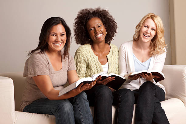 diverso grupo de amigos - christian mujer leyendo la biblia fotografías e imágenes de stock