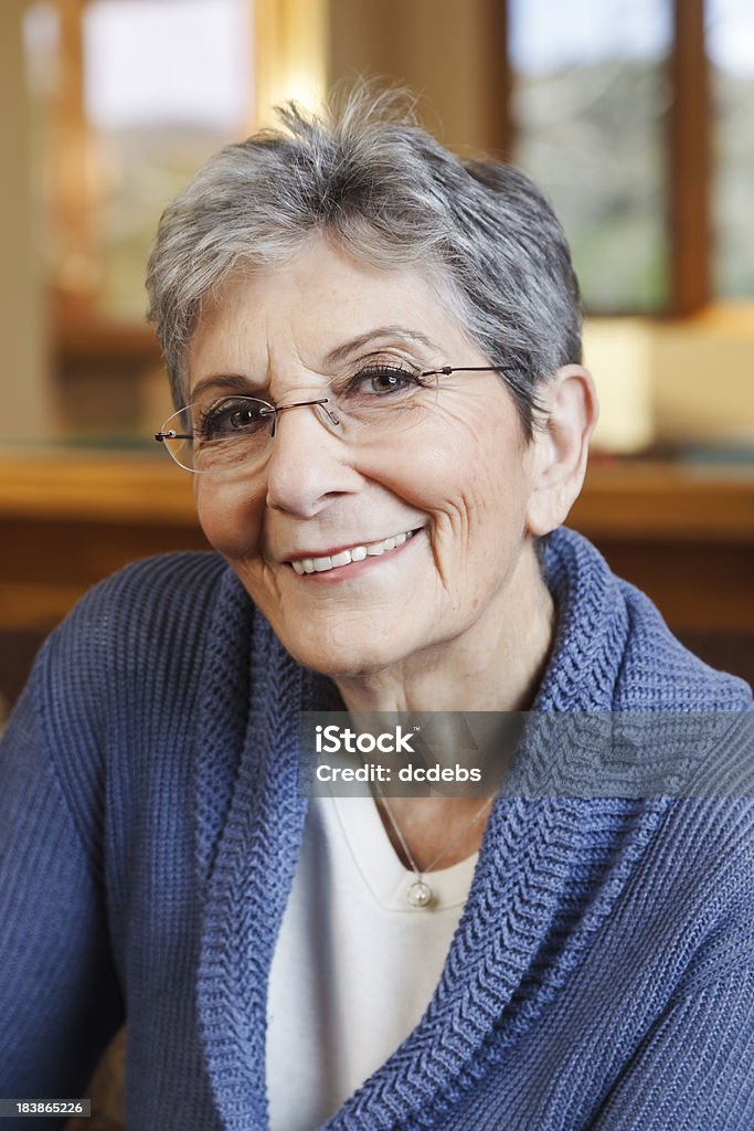 Sorrindo mulher sênior - Foto de stock de 70 anos royalty-free