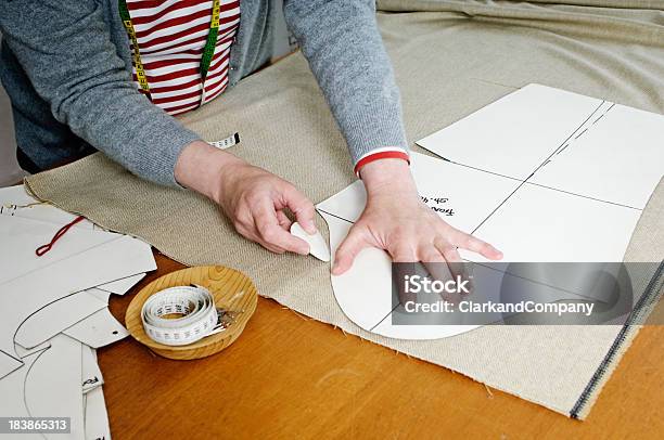 Foto de Dressmaker No Trabalho e mais fotos de stock de Adulto - Adulto, Alfaiate - Ocupação, Alfinete