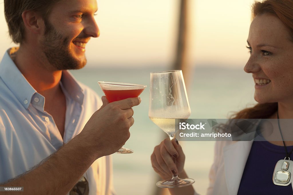 Um brinde com vinhos e coquetéis - Foto de stock de Amor royalty-free