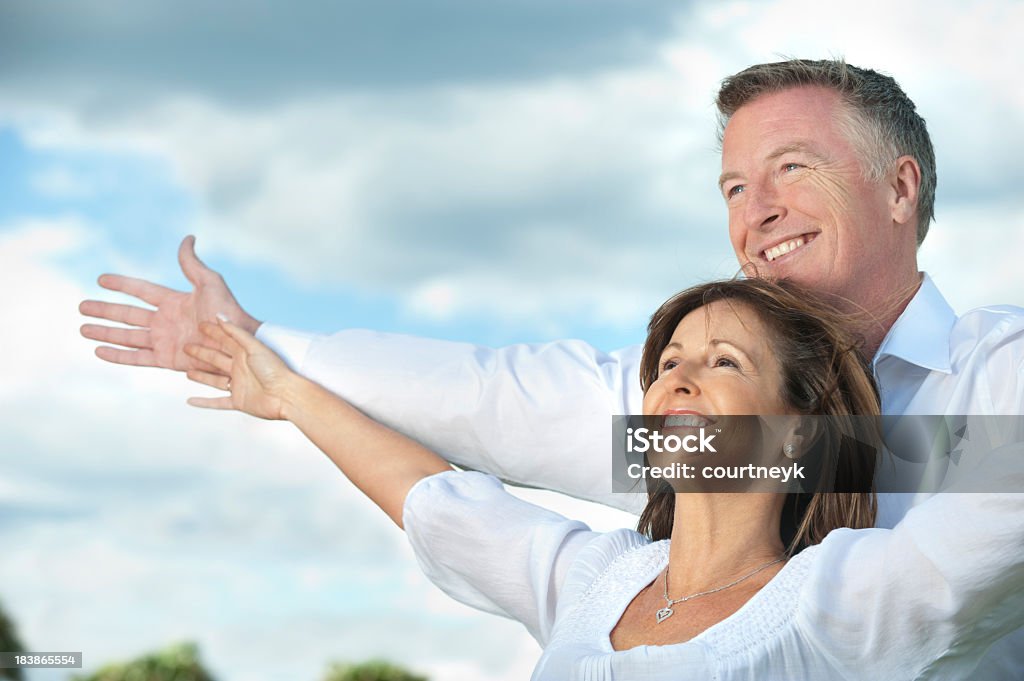 Casal segurando seus braços - Foto de stock de 50 Anos royalty-free