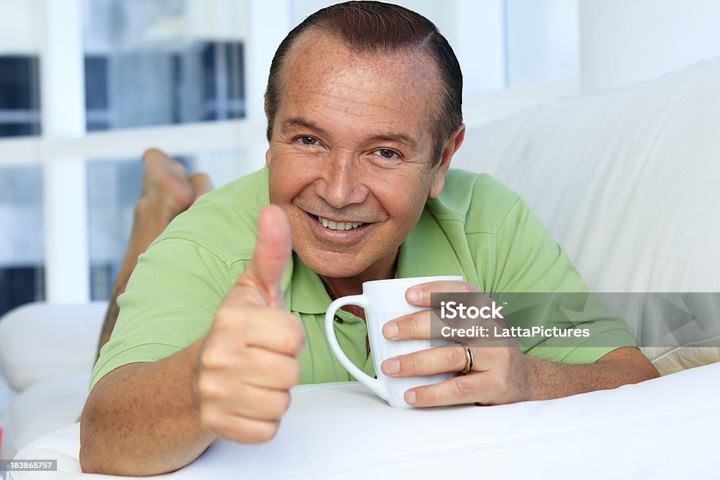 Meados adultos do sexo masculino com Xícara de café e o polegar para cima - Royalty-free Café - Bebida Foto de stock