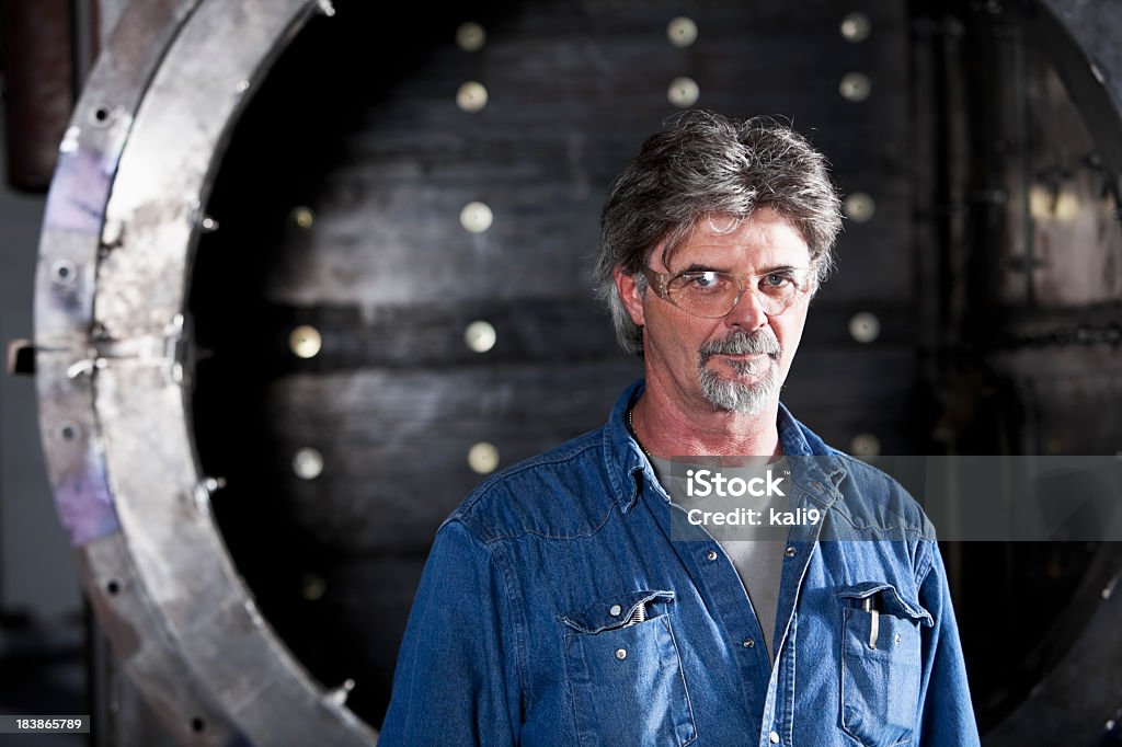 Trabajador Manual Uso de gafas de seguridad - Foto de stock de 50-54 años libre de derechos