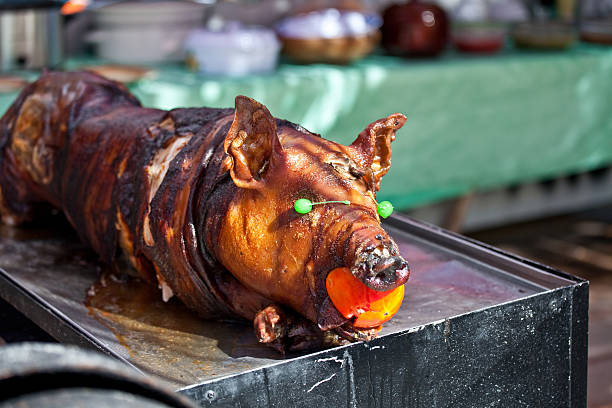 жареная свинья - spit roasted pig roasted food стоковые фото и изображения
