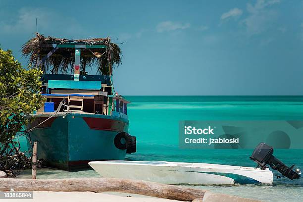 Caraíbas Barco De Cruzeiro - Fotografias de stock e mais imagens de Amarelo - Amarelo, Areia, Atividade Recreativa