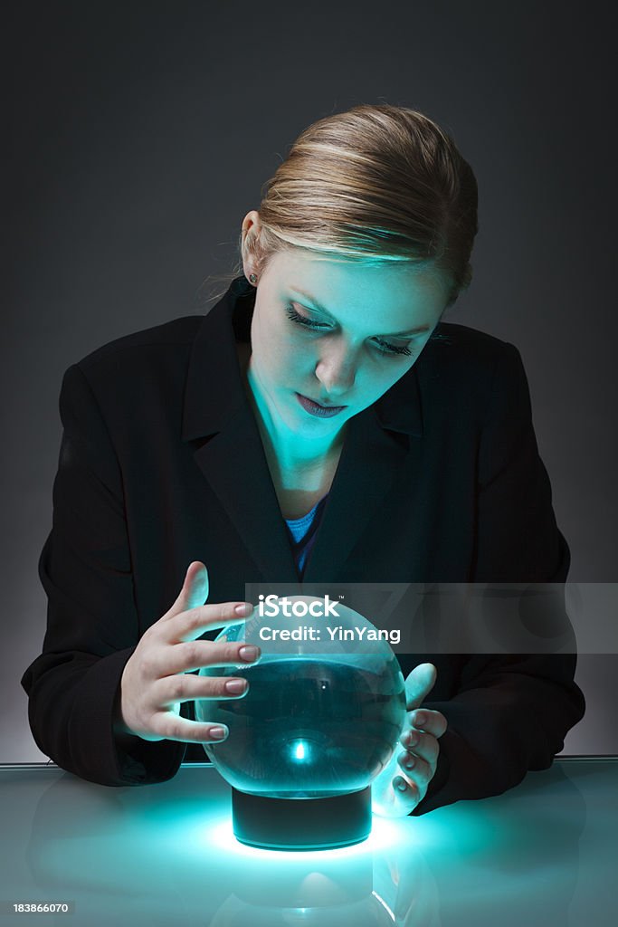 Geschäftsmann mit Blick auf das Crystal Ball, um eine Prognose für die Zukunft - Lizenzfrei Wahrsagerin Stock-Foto