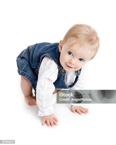 Kleines Mädchen Versucht Stand Stockfoto und mehr Bilder von 6-11 Monate - 6-11 Monate, Anstrengung, Baby