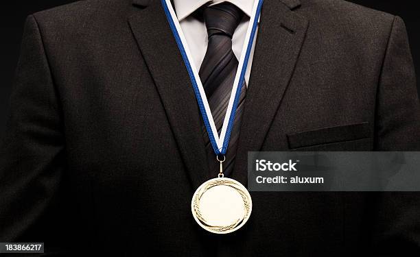 Sucesso Do Empresário - Fotografias de stock e mais imagens de Homem de Negócios - Homem de Negócios, Medalha de Ouro, Fato