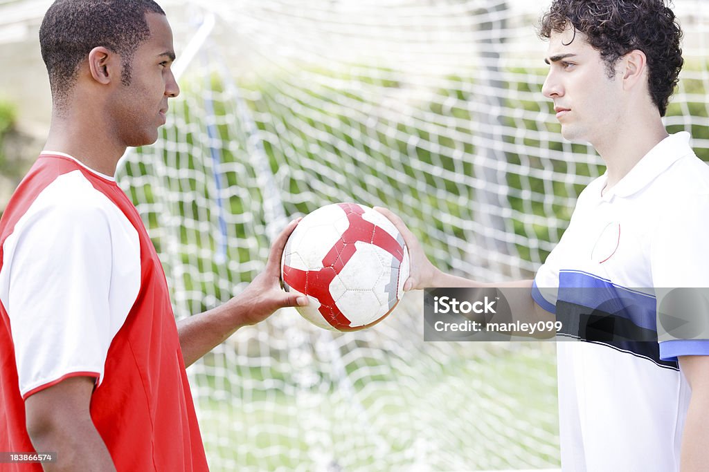 Dois Jogadores De Futebol De Caras Antes De Jogo - Fotografias de stock e  mais imagens de Adulto - Adulto, Ao Ar Livre, Aspiração - iStock