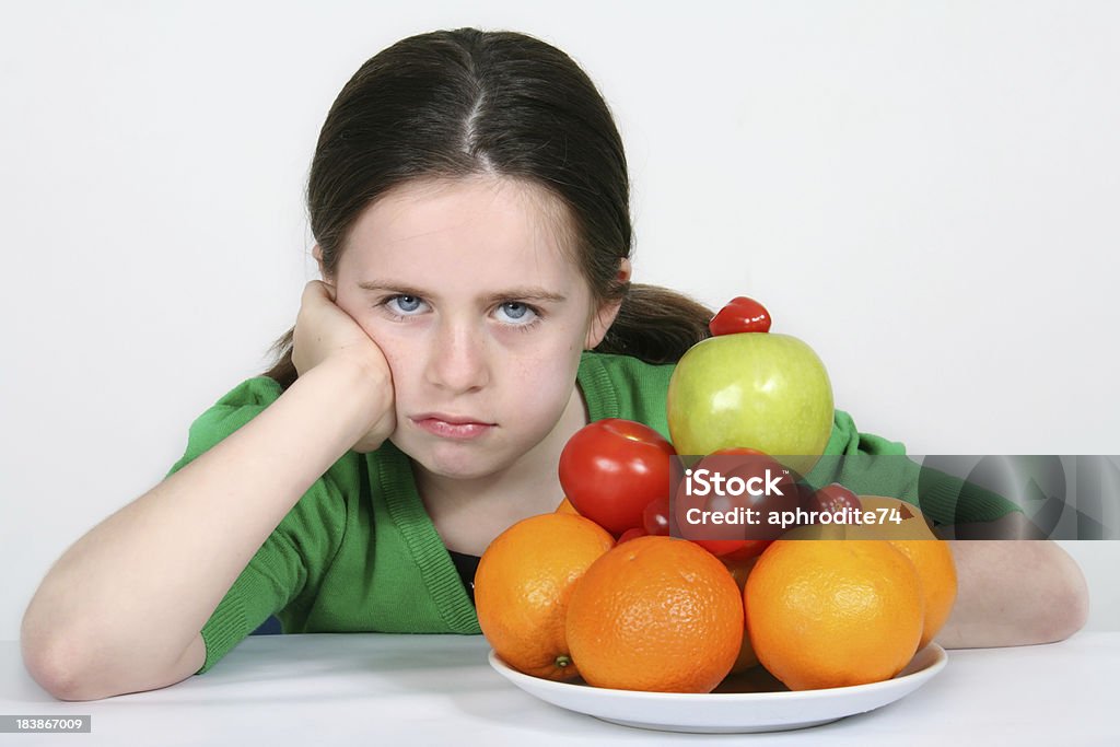 Ragazza triste perché non le piace frutta e verdura - Foto stock royalty-free di 8-9 anni
