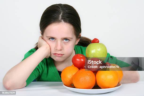 Ragazza Triste Perché Non Le Piace Frutta E Verdura - Fotografie stock e altre immagini di 8-9 anni