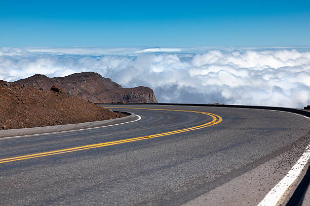 estrada sinuosa - haleakala national park mountain winding road road imagens e fotografias de stock