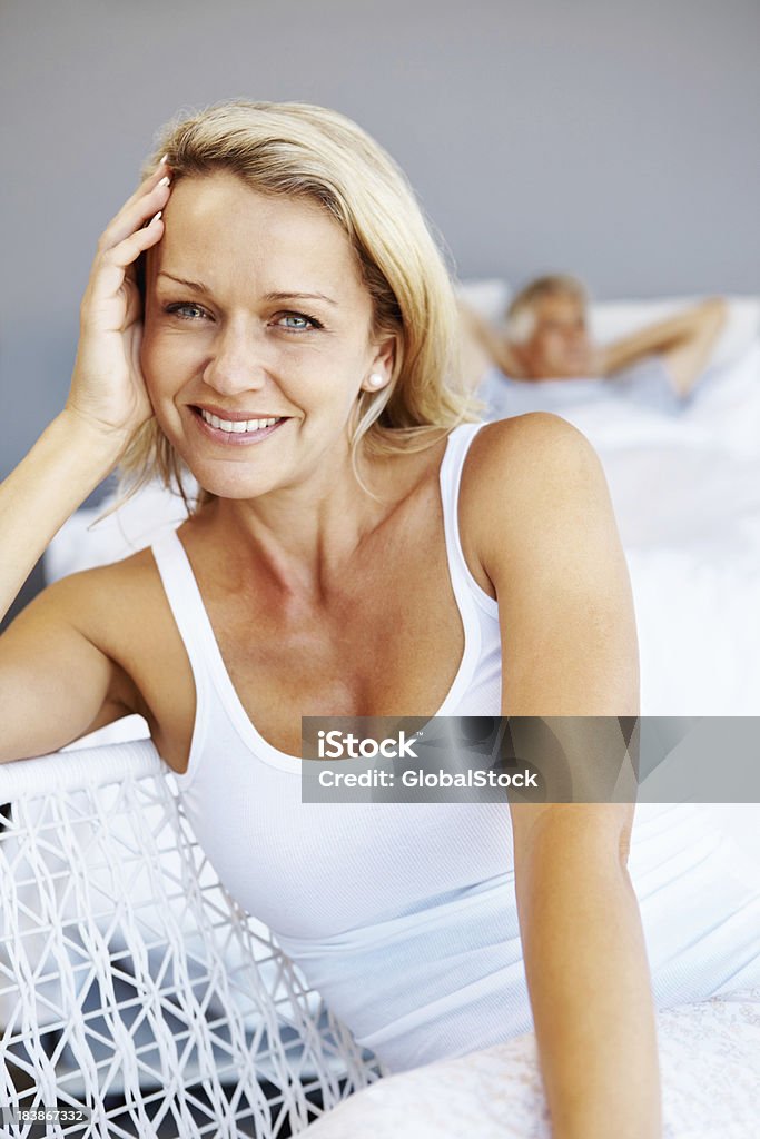 Mulher Madura sorridente, deitada na cama com Homem - Royalty-free 40-49 Anos Foto de stock