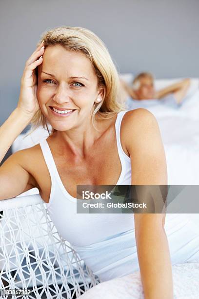 Mulher Madura Sorridente Deitada Na Cama Com Homem - Fotografias de stock e mais imagens de 40-49 Anos