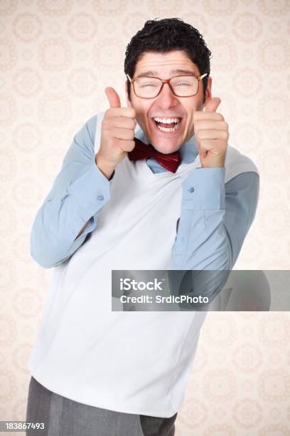 Nerd Mann Mit Schönen Lächeln Halten Daumen Hoch Stockfoto und mehr Bilder von Humor - Humor, Häßlichkeit, Lachen