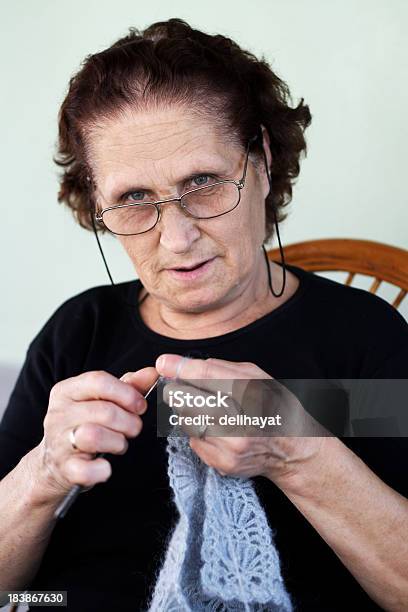 Foto de Crocheting e mais fotos de stock de 60 Anos - 60 Anos, Adulto, Adulto maduro