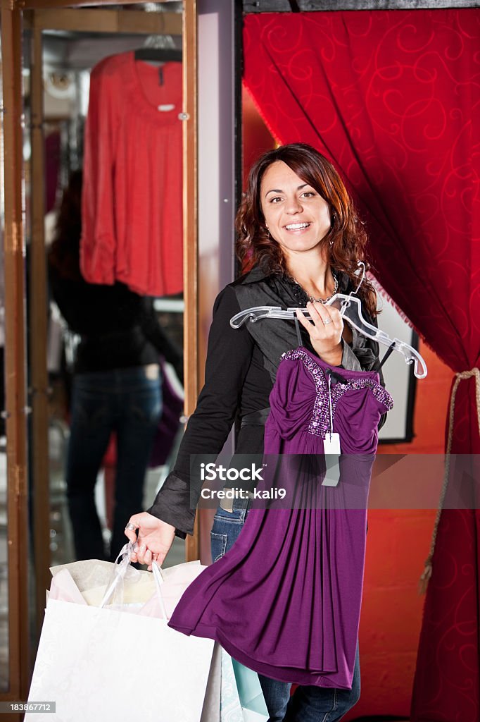 Meados mulher adulta compras em boutique de roupas - Foto de stock de 30 Anos royalty-free