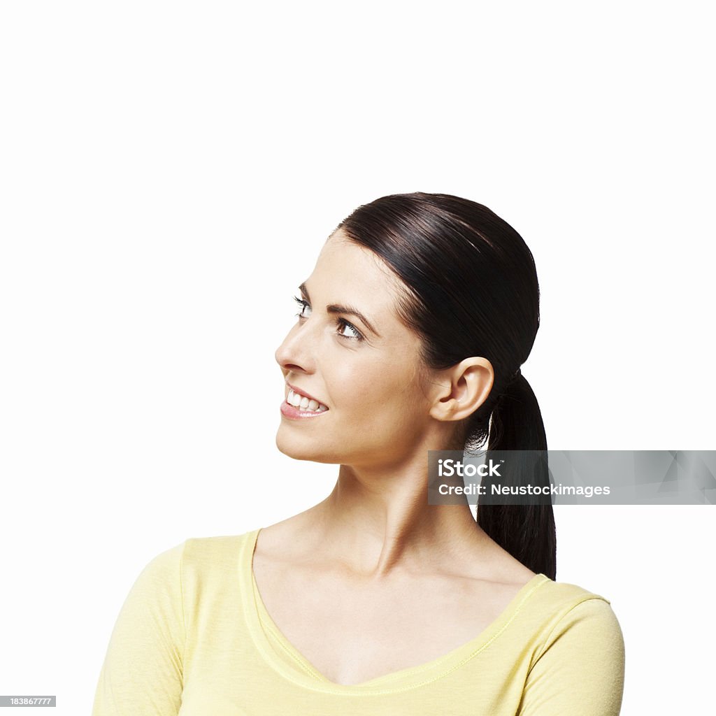 Bella donna sorridente e guardando in alto-isolati - Foto stock royalty-free di Donne giovani