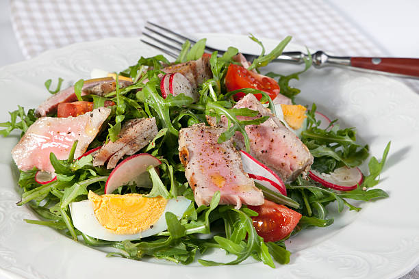 salada de atum - tuna steak tuna salad tomato - fotografias e filmes do acervo