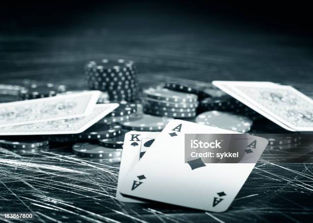 Foto de Grande Vitória Em Um Jogo De Pôquer e mais fotos de stock de Ficha de Apostas - Ficha de Apostas, Preto e branco, Alumínio