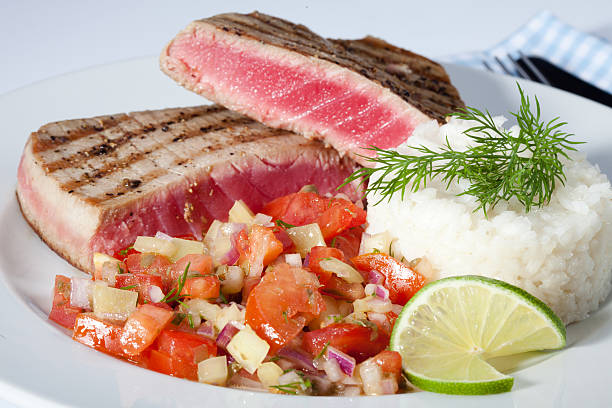steak de thon - tuna steak grilled tuna food photos et images de collection