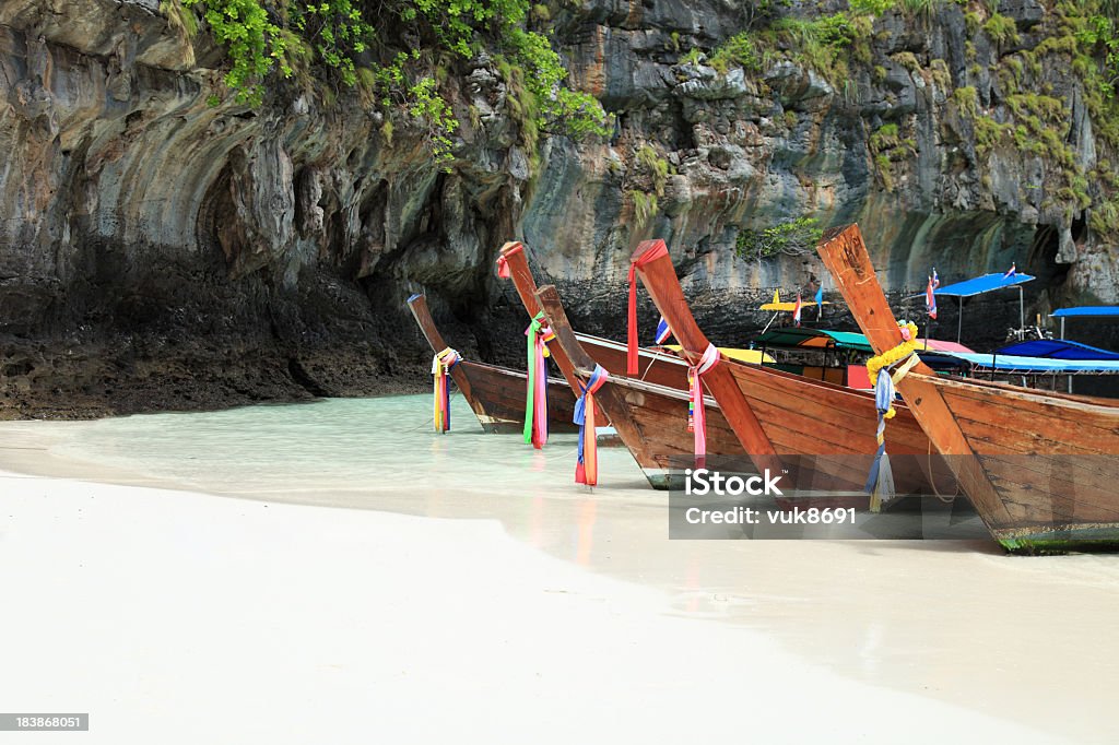 Longa cauda de barcos de madeira na praia - Foto de stock de Areia royalty-free