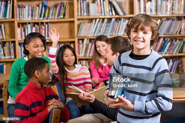 Lächelnden Jungen In Der Schule Der Bibliothek Die Bücher Zu Lesen Gruppe Von Stockfoto und mehr Bilder von 10-11 Jahre