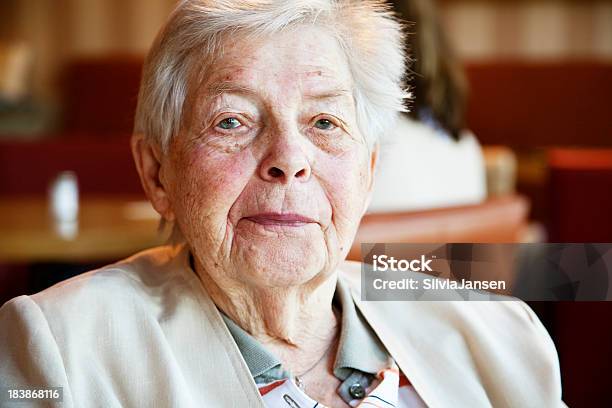 Senior Mujer En La Cafetería Foto de stock y más banco de imágenes de Gordo - Complexión - Gordo - Complexión, Mujeres mayores, Sólo mujeres mayores