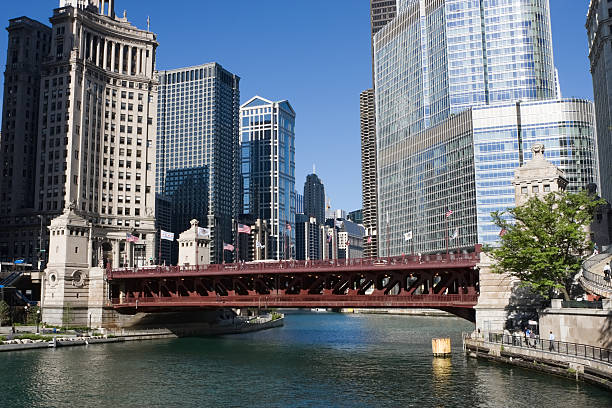 istock Michigan Avenue Bridge 183868222